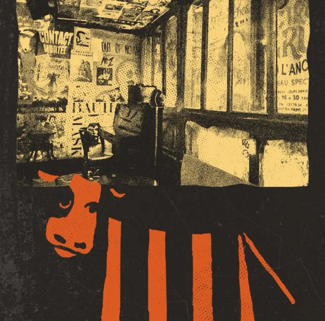 La salle du Piano Vache, murs et plafond couverts d'affiches, au-dessus d'une vache orange aux touches de piano.